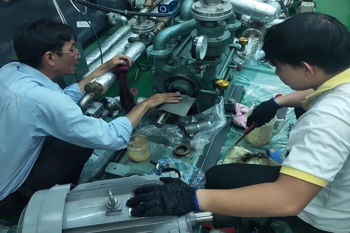 Đội ngũ kỹ thuật thực hiện bảo trì thiết bị công nghiệp