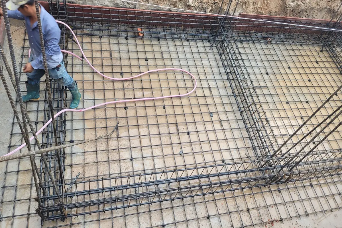 Thi công cốt thép nền móng thiết bị công nghiệp